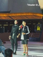 不敢相信这是个手机壳，拿着这巨无霸手机壳去拍王鹤棣……