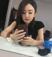 刚刷到赵丽颖最近在用iPhone 8的照片……