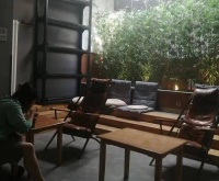 住在青旅的中年人