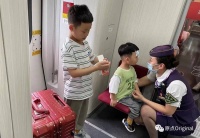 熊孩子之困：乘务员在“过度提醒”和“坐视不理”间两难