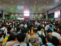 困在北京暴雨中的旅人