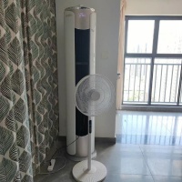 这样吹出来的风是凉的，由于房间太大……