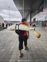 大黄鱼抱枕被炒至699元！“要排一个小时队”，电商平台却已有“复制品”，“出圈”背后的逻辑是什么？