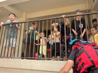 水灾之下，一座“孤岛”小区的救援记录