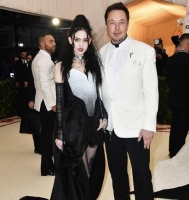 马斯克前女友就“马扎笼斗”发声：看孩子父亲打架不爽