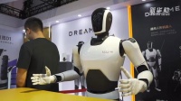 新华全媒＋丨“机”智的服务：人形机器人上演“八仙过海”