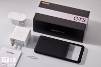 【IT之家开箱】真我GT5开箱图赏，“液态金属”奇迹玻璃加持，手感质感都拉满
