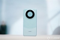 华为Mate60卫星通话功能引发争议，收费标准曝光后遭网友吐槽！