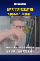 华为Mate60放水里也能用？外国小哥实测结果令人意外