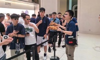 华为门店排队人数太多，2小时后店员开始发炸鸡水果……