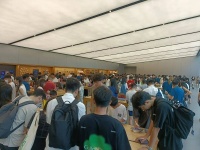 iPhone15上新前夕探店：华为卖断货，苹果仍“神秘”