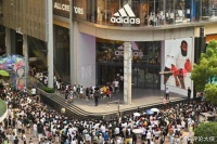 阿迪达斯在中国销量反弹，要感谢2个人！新任CEO穿的衣服有亮点