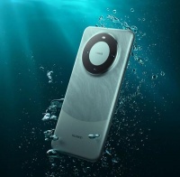 华为Mate60 Pro暴力测试 压路机碾压+手枪射击 顶得住？