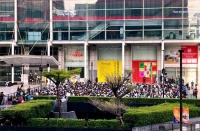 泡泡玛特泰国首店开业 吸引超千名粉丝排队