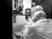 “芯屏”共振 装备中国