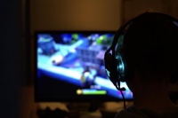 何猷君和他的电竞王国：身背家族“七年之约”创业，不做躺平的富二代