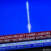 贝索斯发射了第一颗互联网卫星，跟未婚妻约会庆祝，再跟马斯克较劲