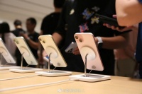 不差钱的人肯定还会觉得值得的，因为全新的钛金属材质边框……