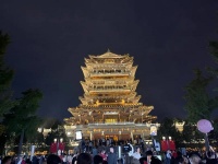 网红城市的野心，藏在旅拍里