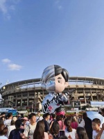 抢不到票的歌迷，专门去外场听演唱会