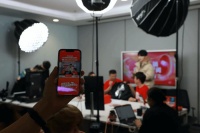 舆论风波中的直播间