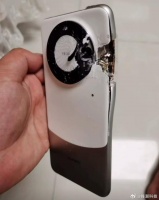 果敢同盟军士兵晒图表示，华为Mate60 Pro帮他挡下了子弹.....