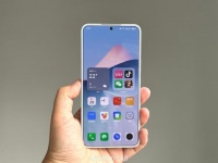 魅族 21 白色真机上手图曝光：四等边直屏设计，明日正式发布