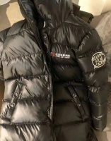 高校黑色羽绒服，怎么成了打工人的时尚新单品？