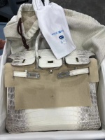 做奢侈品鉴定师后，朋友见我都不敢背包了