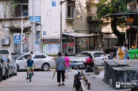 四个老人两个娃，中年独生子女的“夹心困境”