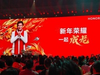 荣耀官宣成龙为龙年大使：“成龙”名字为最美好祝愿，如龙般腾飞