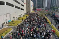 疯狂！凌晨4点排队，疯抢茅台、爱马仕、草莓熊……华南首家Costco开业，记者实探现场