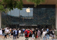 拿下“全球第一”的苹果仍让业界担忧，开年以来三度遭遇评级下调