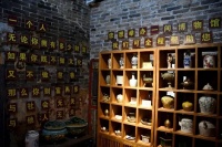 他们用家里的上万件文物，开起了一家民间博物馆