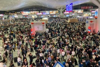 被雨雪困住的返乡人