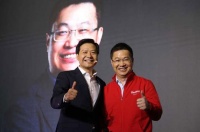 雷军让出小米手机发布会C位，网友调侃卢伟冰“反米复金”