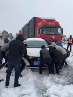 冻雨中困在高速上的人、车、货