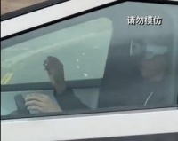 美国一司机头戴“空间计算”设备开车 律师：不建议佩戴苹果Vision Pro开车，被交警执法的概率大