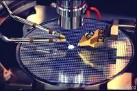 美国掏出500多亿美元，还施压台积电和三星，却被中国加速超越