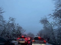 暴雪下的电动车主，困于续航焦虑