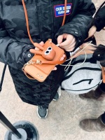 今天在环球影城看见一个七八岁小朋友（小男孩）用一台