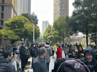 南京小区火灾后，失火单元住户盼回家，相邻楼栋隐患仍在