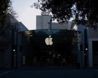 美媒揭秘苹果造车失败内幕：库克冒进白烧700多亿 不愿收购特斯拉