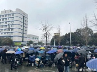 他们在雨中送别宗庆后，也是在送别一个时代