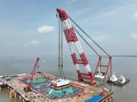 瓣瓣同心丨中铁山桥参建世界最高悬索桥索塔首节段成功吊装