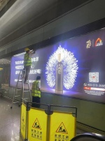 首都机场连夜拆除听花酒广告牌