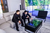 搜狐创始人张朝阳AWE展览第一站直奔华为展台…