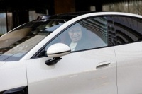 卢伟冰开着小米SU7现身高通发布会，小米CIVI4 Pro首发骁龙8s Gen3