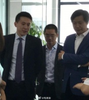 7年前的雷军和周受资，操盘小米上市时，周受资曾发文：未来的一年里…