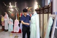 10条马面裙有8条来自曹县，汉服爆火只是开端？